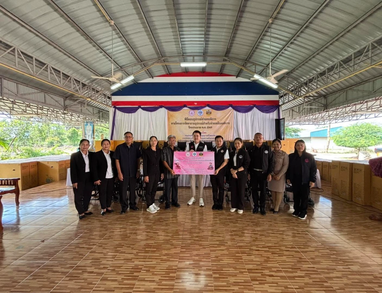 สำนักงานพัฒนาสังคมและความมั่นคงของมนุษย์จังหวัดสุรินทร์ กำหนดส่งมอบกายอุปกรณ์สำหรับช่วยเหลือคนพิการ ประเภทรถเข็นนั่ง ให้แก่คนพิการในพื้นที่องค์กรปกครองส่วนท้องถิ่น ในพื้นที่อำเภอปราสาท
