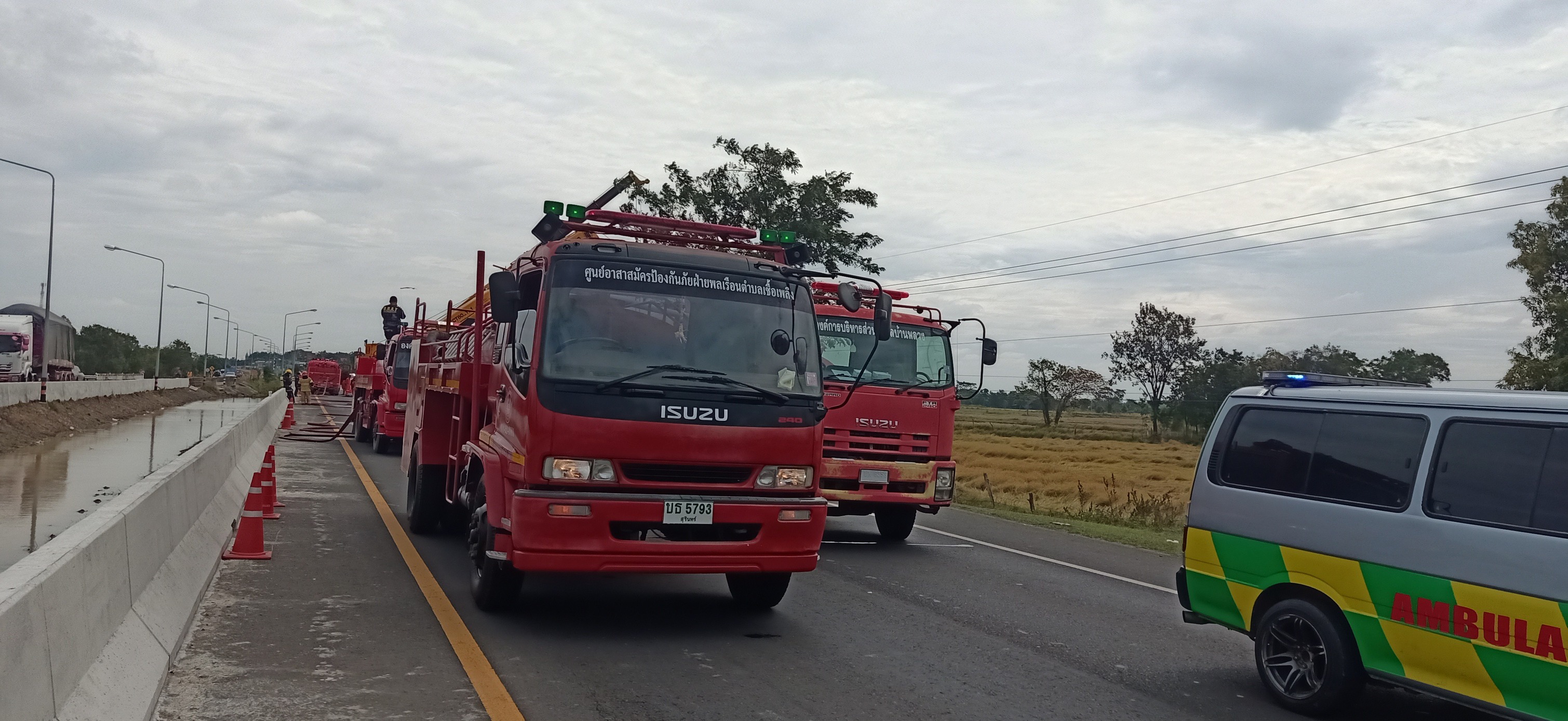 องค์การบริหารส่วนตำบลเชื้อเพลิง อำเภอปราสาท จังหวัดสุรินทร์ สนับสนุนรถบรรทุกน้ำดับเพลิง ในการเก็บกู้รถบรรทุกเอทานอล ที่ประสบอุบัติเหตุตกข้างทาง ทางหลวงแผ่นดินหมายเลข 24 สายทางต่างระดับสีคิ้ว–อุบลราชธานี (ในเขตพื้นที่อบต.ตาเบา รอยต่อพื้นที่ตำบลกันตวจระมวล)